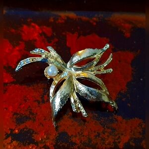 Gold w/pearl pin